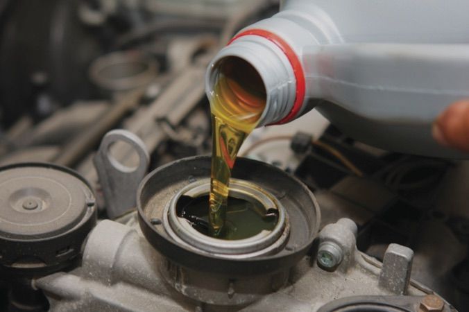pour oil into the engine